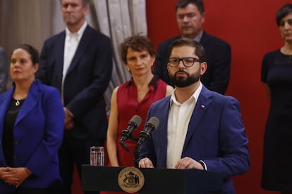 El presidente de Chile, Gabriel Boric, habla durante la ceremonia de nombramiento de nuevos miembros de su Gabinete, este viernes en el palacio de La Moneda.