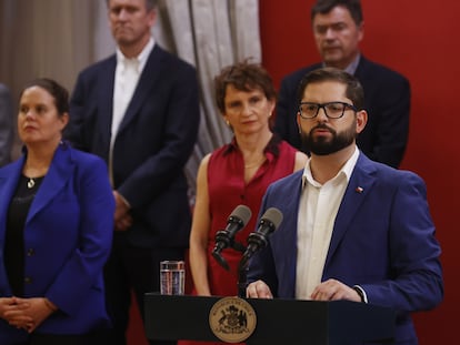 El presidente de Chile, Gabriel Boric, habla durante la ceremonia de nombramiento de nuevos miembros de su Gabinete, este viernes en el palacio de La Moneda.