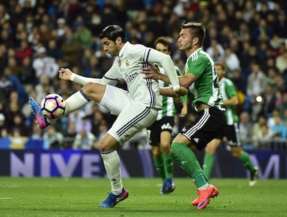 Álvaro Morata controla la pelota ante Alin Tosca.