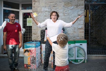 La alcaldesa de Barcelona, Ada Colau, bromea con un niño en su visita a las fiestas del barrio de Gràcia y las calles decoradas por los vecinos, el 14 de agosto de 2016.