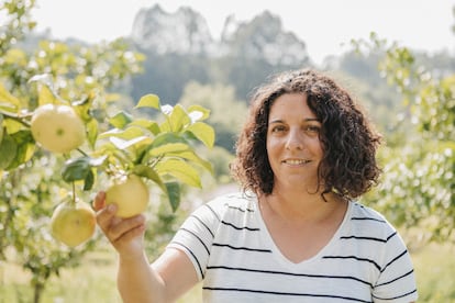 La emprendedora Lidia Mena, copropietaria de La Flor de Limón, en su huerto de limones, en Novales (Cantabria)