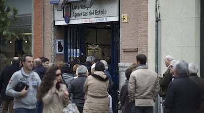 Colas por la venta de la lotería del Niño en la administración de 'El Gato Negro' en Sevilla.