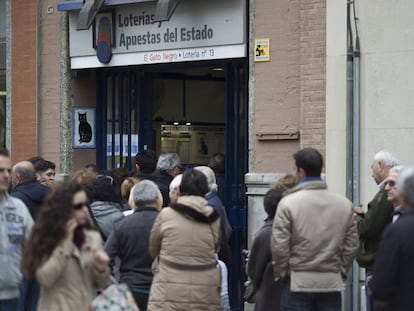 Colas por la venta de la lotería del Niño en la administración de 'El Gato Negro' en Sevilla.