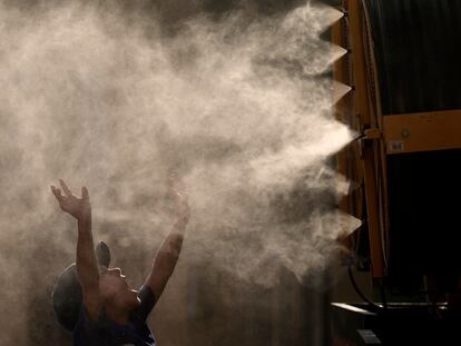Un niño se refresca con vapor de agua en Kansas City (EE UU) este mes de junio.