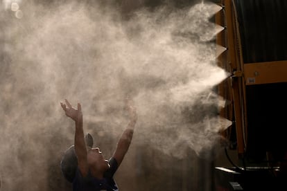 Un niño se refresca con vapor de agua en Kansas City (EE UU) este mes de junio.