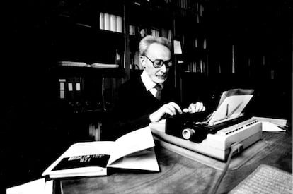 Primo Levi, escribiendo a máquina en su casa de Turín.