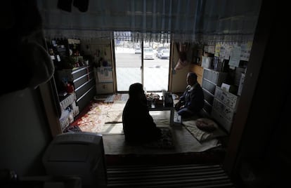 Tomoko Hoshino, de 78 anys, i la seva dona, Akira, de 79, conversen a la casa temporal on viuen després de ser evacuats d'Okuma.