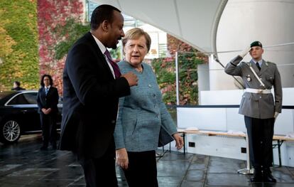 La canciller alemana Angela Merkel recibe a Abiy Ahmed Ali, primer ministro de Etiopía, frente a la Cancillería Federal durante la Cumbre de África en Berlín el 30 de octubre de 2018.