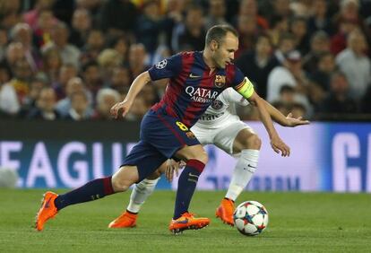 Iniesta controla la pilota en el duel Barça-PSG.