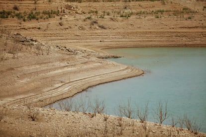 Marcas en la tierra de los distintos niveles de agua que ha tenido el pantano de Guadalteba, en Ardales.