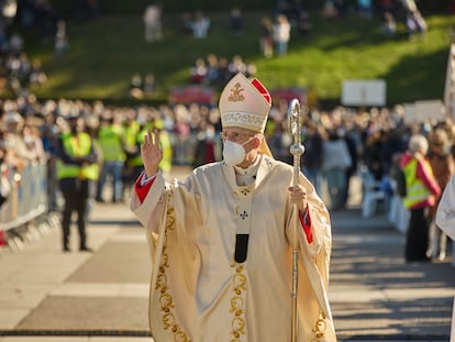 El cardenal y arzobispo de Madrid, Carlos Osoro, durante la procesión con motivo del Día de la Virgen de la Almudena, patrona de la capital, en noviembre de 2021.