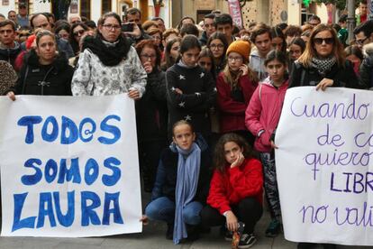 Decenas de personas en una concentración en Nerva en repulsa por el asesinato de Laura Luelmo, que cometió Bernardo Montoya, en 2018.