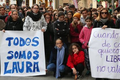 Decenas de personas se concentran en Nerva en repulsa por la muerte de Laura Luelmo. 