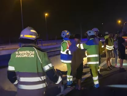 Personal de distintas agencias responde al choque frontal de esta madrugada en la M-50 de Madrid.