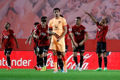 Los jugadores del Mallorca celebran el gol de Muriqi ante el Atlético este miércoles en Son Moix.