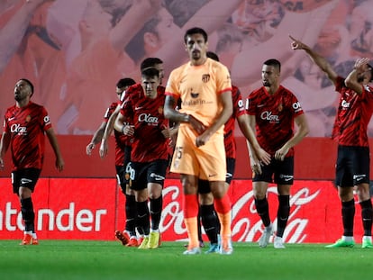 Los jugadores del Mallorca celebran el gol de Muriqi ante el Atlético este miércoles en Son Moix.