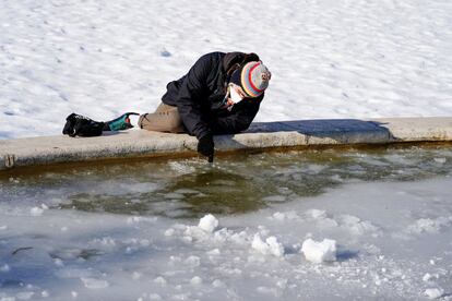 España sufre su día más gélido en, al menos, 20 años, con ocho capitales a 10 grados bajo cero. Castilla-La Mancha, Madrid, Castilla y León y Aragón amanecen en alerta roja por bajas temperaturas, que afectan a 41 provincias. La mínima ha sido de -25,4 ºC en la localidad turolense de Bello. En la imagen, un hombre intenta romper la capa de hielo de una fuente en la plaza de Oriente de la capital.