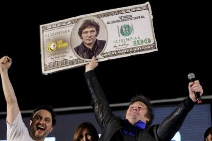 Javier Milei levanta una réplica gigante de un billete de 100 dólares con su cara en el centro, durante su cierre de campaña, en Córdoba (Argentina), el pasado 16 de noviembre.