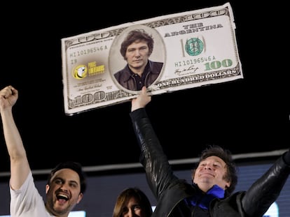 Javier Milei levanta una réplica gigante de un billete de 100 dólares con su cara en el centro, durante su cierre de campaña, en Córdoba (Argentina), el pasado 16 de noviembre.