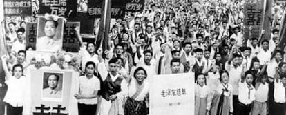 Estudiantes y profesores chinos se manifiestan por las calles de Pekín a favor de Mao.