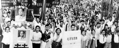 Estudiantes y profesores chinos se manifiestan por las calles de Pekín a favor de Mao.