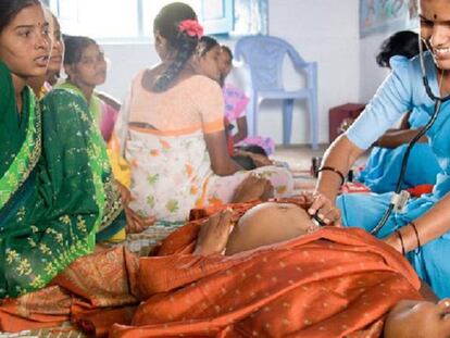 Una enfermera rural de la fundaci&oacute;n atiende a una embarazada.