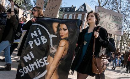 Manifestación en marzo de 2018 en Lyon contra la publicidad.