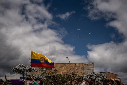 Helicópteros acompañaron el recorrido del desfile militar. 