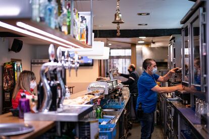 Un empleado de una cafetería en Vitoria, este miércoles.