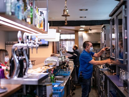 Un empleado de una cafetería en Vitoria, este miércoles.