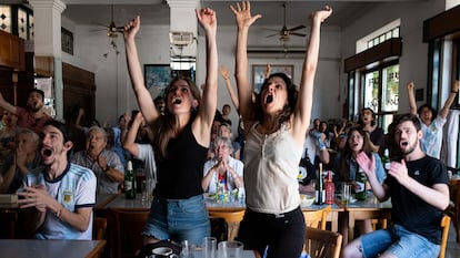 Hinchas de Argentina animan a la selección en el Café Rio Bar, en Buenos Aires, durante la final del Mundial.