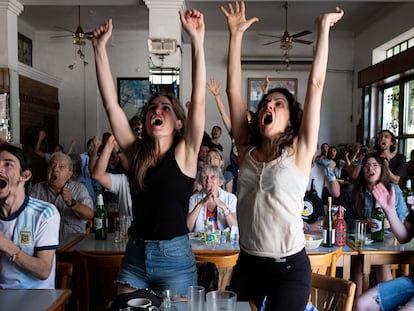 Hinchas de Argentina animan a la selección en el Café Rio Bar, en Buenos Aires, durante la final del Mundial.