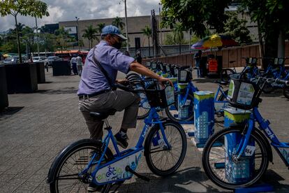 Un usuario de Encicla devuelve su bicicleta en el centro de Medellín, a finales de noviembre.