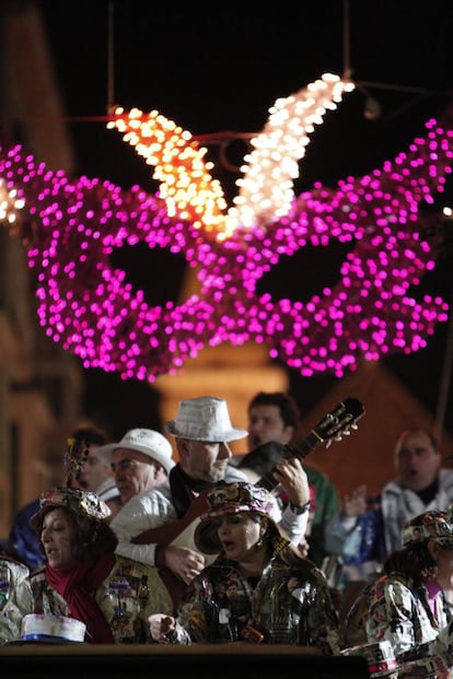 Un coro actúa en la calle en su batea en una edición pasada del Carnaval de Cádiz.