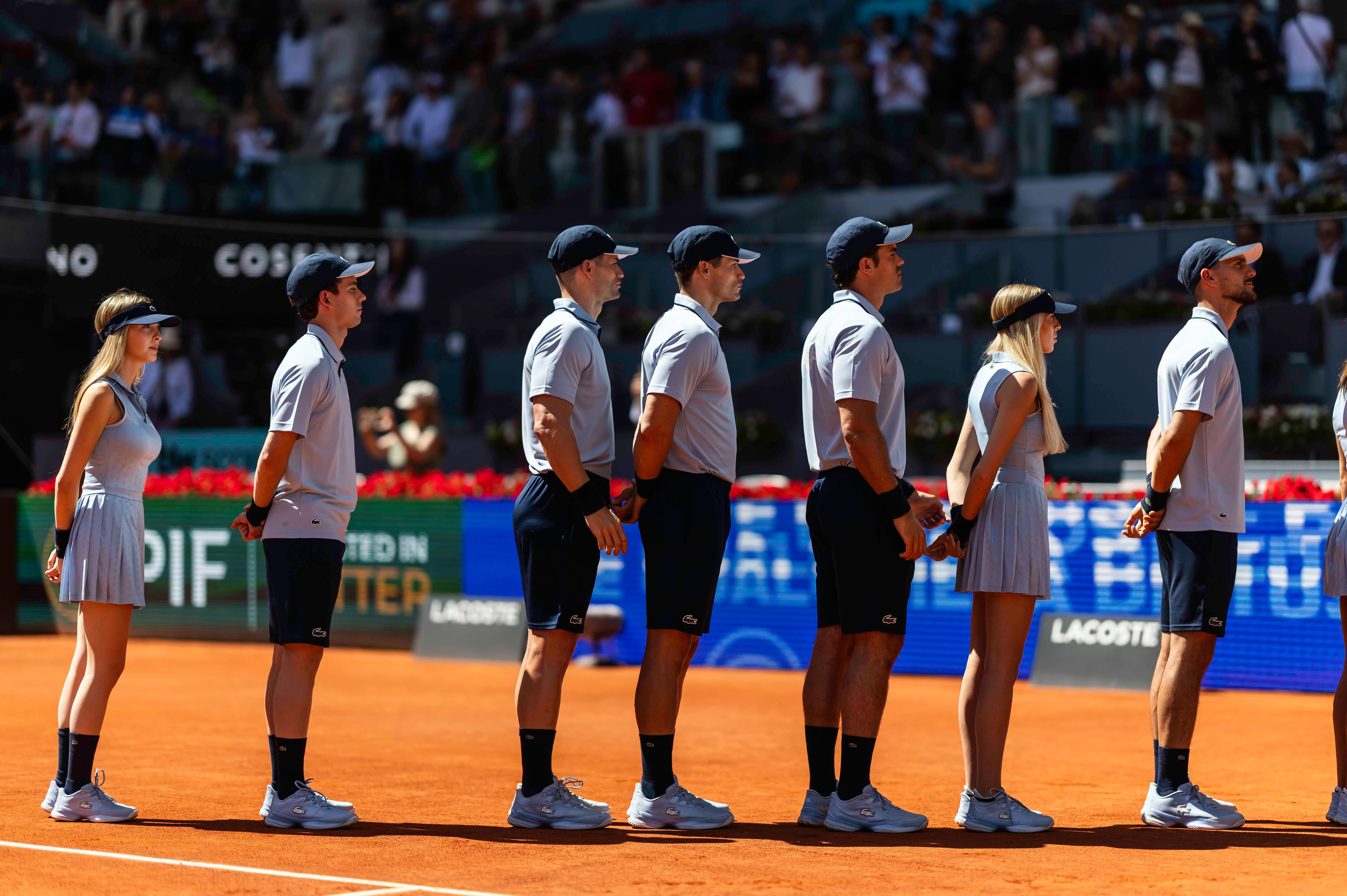 Los recogepelotas forman una fila en el Masters 1000 de Madrid 2026.