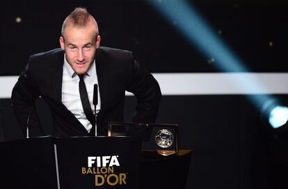 El mediocampista eslovaco del Fenerbahce de Turquía Miroslav Stoch después de recibir el Premio Puskas de la FIFA 2012 al anotar el mejor gol del año.