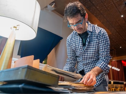 El director ejecutivo del restaurante La Nacional, Robert Sanfiz, busca fichas de los primeros miembros del restaurante este martes, en Nueva York, el pasado 17 de junio.