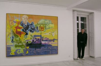 El artista alemán Markus Oehlen, junto a una de sus pinturas en la galería de Juana de Aizpuru.