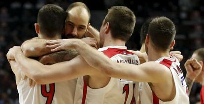 Spanoulis celebra con sus compa&ntilde;eros el pase a la final.