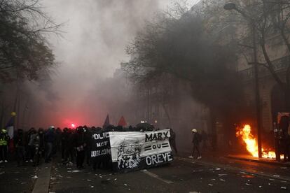 Manifestantes violentos protagonizan altercados este jueves en París durante las marchas sindicales contra la reforma de las pensiones propuesta por el Gobierno del presidente, Emmanuel Macron.