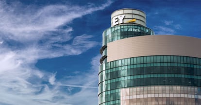 El exterior de la Torre Azca, con el logotipo de EY.