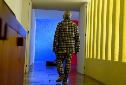 Martín Luque en el célebre pasillo interior de la Casa Gilardi.