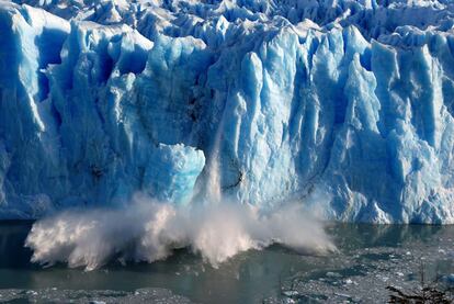 Los desmoronamientos de hielo sobre el Canal de los Témpanos del Lago Argentino en la provincia de Santa Cruz en la Patagonia. Una imagen de 2008.