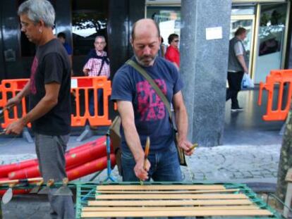 Componentes de Turukutupá tocan los instrumentos de la instalación Reziclonk en Las Arenas.