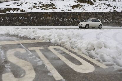 Un coche circula por la carretera CA-183 a la altura de la localidad cántabra de Fontibre, en cuya comunidad se encuentran activadas alertas por nevadas y fenómenos costeros adversos. Cantabria está hoy en alerta naranja (riesgo importante) por nevadas y fenómenos costeros adversos y en alerta amarilla por lluvias. La alerta por nevadas estará activa en Liébana y la Cantabria del Ebro hasta las 17.00 horas, cuando pasará a nivel amarillo.