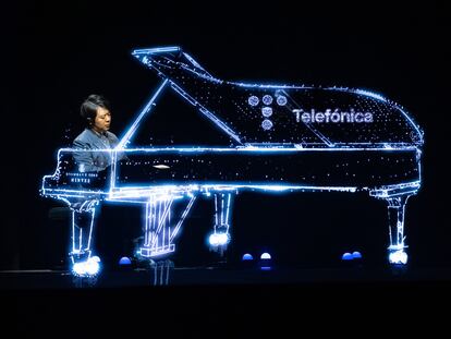 Lang Lang compartió sus emociones y hasta el latido de su corazón mediante una chaqueta con sensores y cargada de luces led, con la compañía de drones y hologramas conectados con la red 5G de Telefónica.