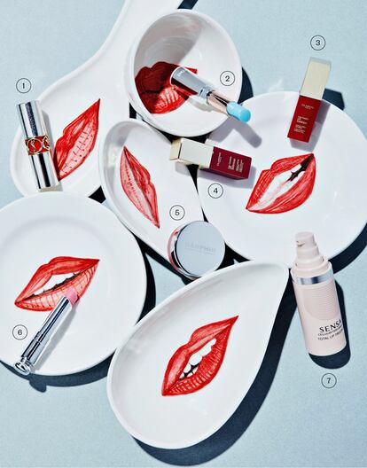 <b>Labios</b> <br><b>1.</b> Rouge Volupté Rock’n Shine, de YSL Beauté. Barra de labios con una estrella plateada de purpurina en el centro que aporta brillo intenso. 36,50 euros. <b>2.</b> L’Absolu Mademoiselle Balm, de Lancôme. Bálsamo con color que ofrece un efecto refrescante y voluminoso, y realza los labios con un color natural ligeramente irisado. 33 euros. <b>3</b> y <b>4.</b> Lip Comfort Oil Intense, de Clarins. Aceite de labios que combina brillo —con aceite de arándano bio que refleja la luz—, color y tratamiento. 23,50 euros. <b>5.</b> Petal Infusion Lip and Cheek Tints, de Darphin. Infusión de aceites florales para labios y mejillas que se adapta al PH de la piel, acondiciona, suaviza y nutren. 33 euros. <b>6.</b> Lip Sugar Scrub, de Dior. Stick exfoliante y nutritivo que contiene granos de azúcar fundentes para unos labios suaves y brillantes. 37 euros. <b>7.</b> Total Lip Treatment, de Sensai. Tratamiento que estimula la producción de colágeno y minimiza visiblemente las líneas de expresión y las arrugas verticales de la zona que rodea los labios. 103 euros.</br>
