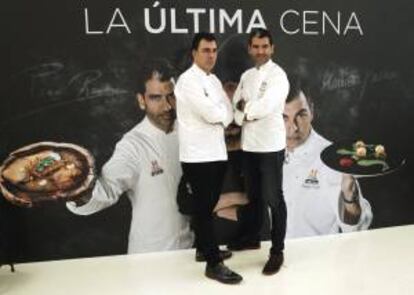 Los cocineros Ramón Freixa (i) y Paco Roncero, distinguidos con estrellas Michelin, durante la presentación hoy de la adaptación que han hecho para un programa televisivo del menú de "La Última Cena" al siglo XXI.
