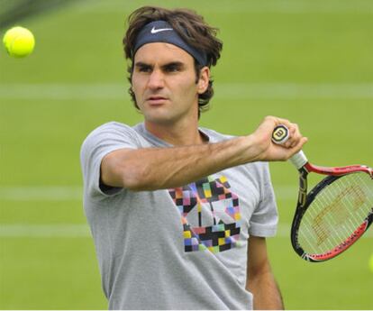 Roger Federer se entrena para Wimbledon, ayer en Londres.