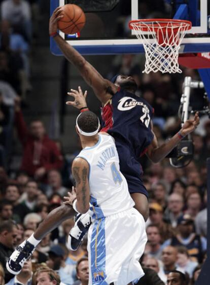 LeBron James, durante el partido ante los Nuggets